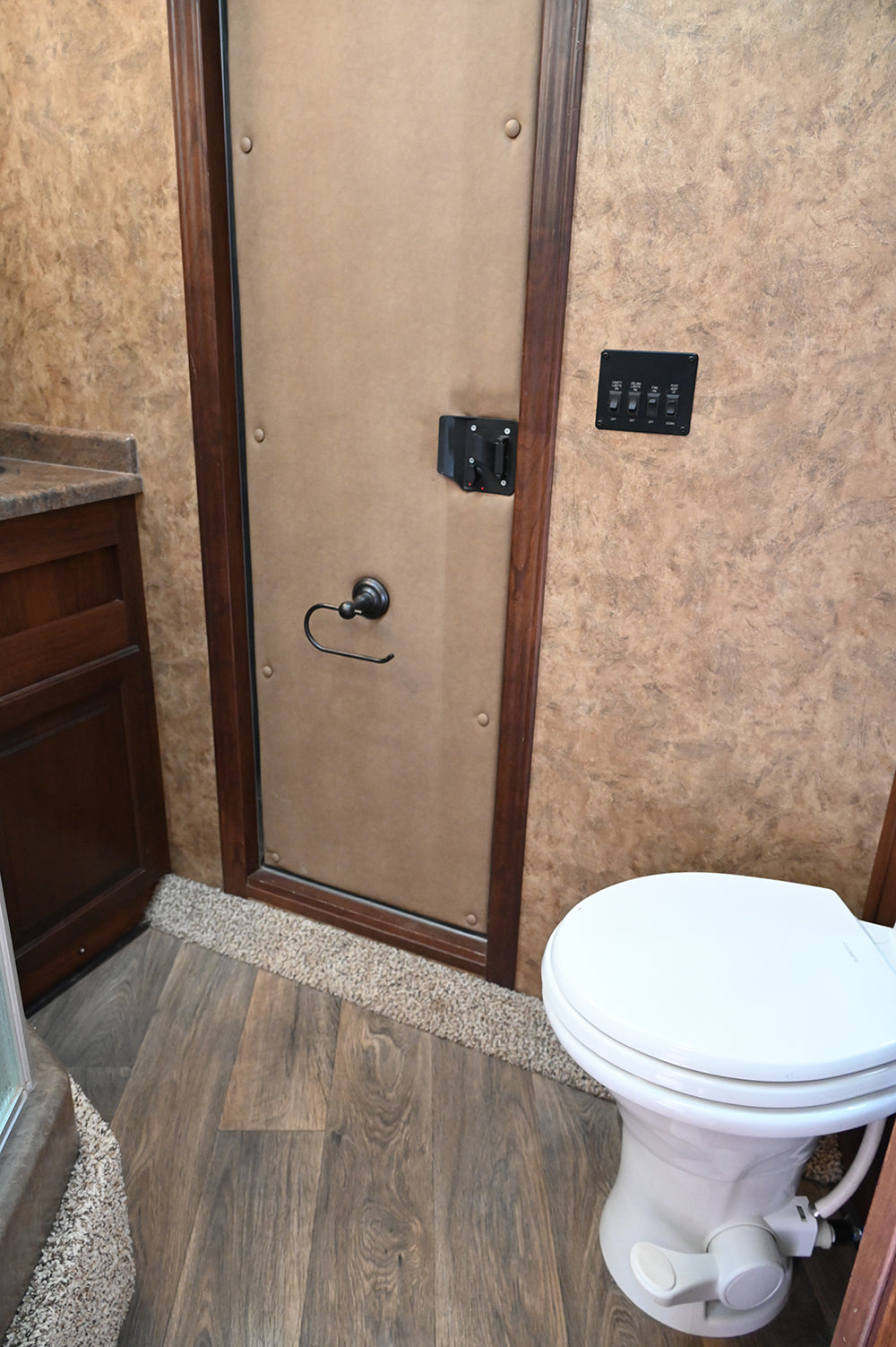2018 Exiss 4 Horse Endeavor 10' Living Quarter Horse Trailer