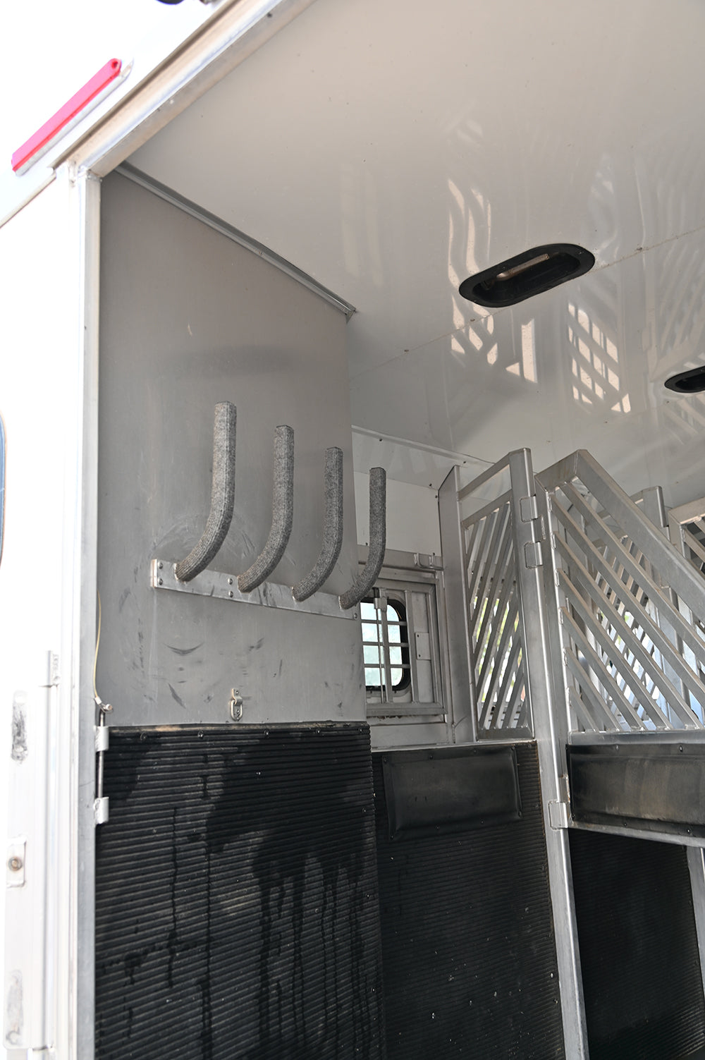 2006 Bloomer 4 Horse 13' Living Quarter Horse Trailer