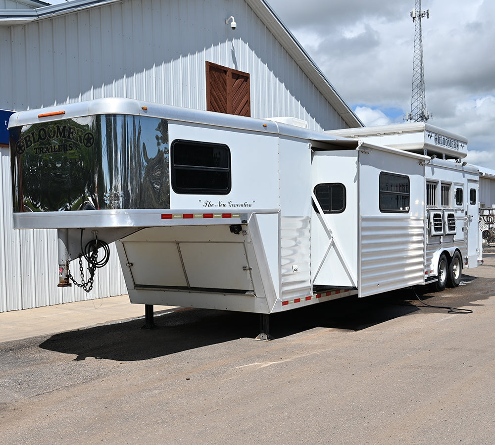 2006 Bloomer 4 Horse 13' Living Quarter Horse Trailer
