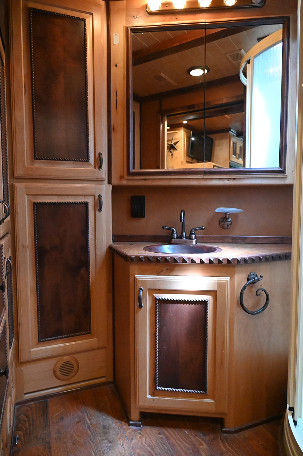 2006 Bloomer 4 Horse 13' Living Quarter Horse Trailer