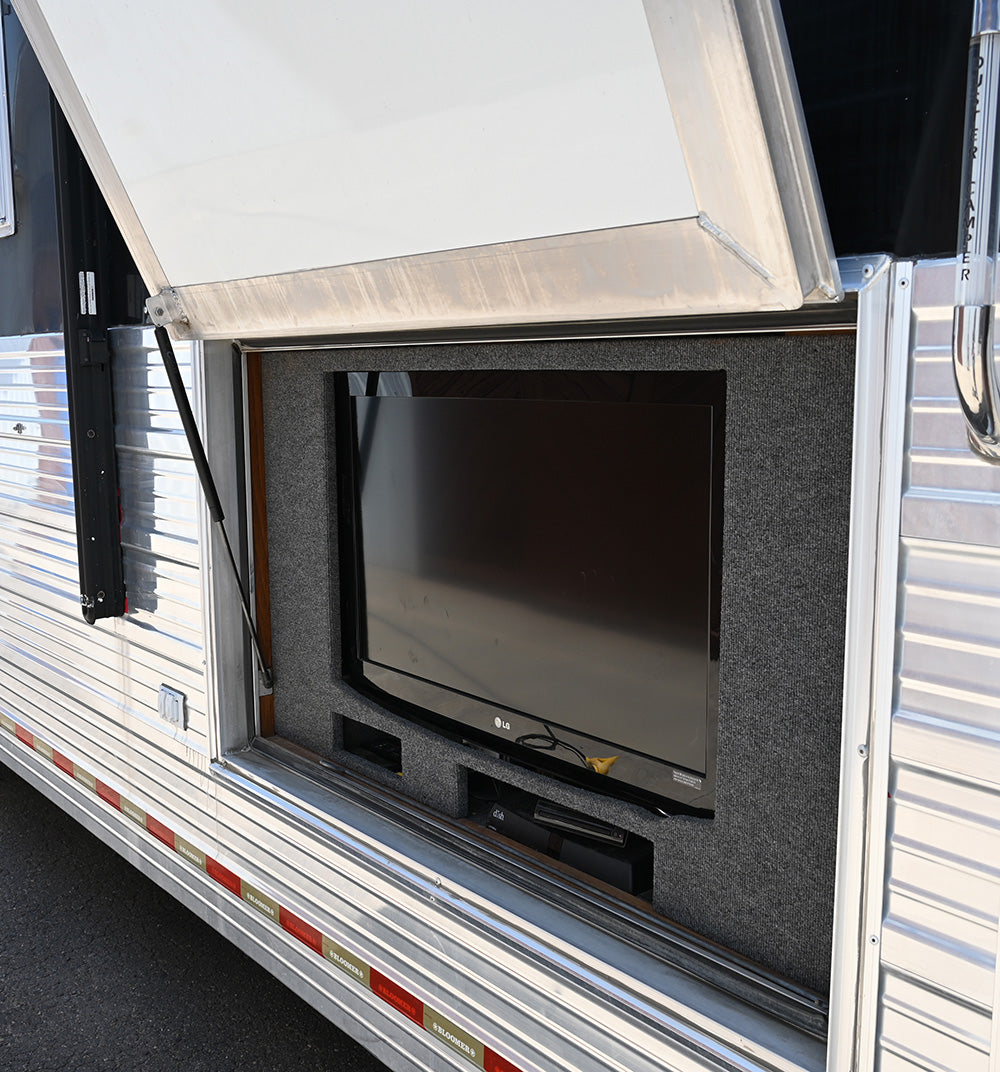 2009 Bloomer 6 Horse 14.5" Living Quarter Horse Trailer with Slide Out
