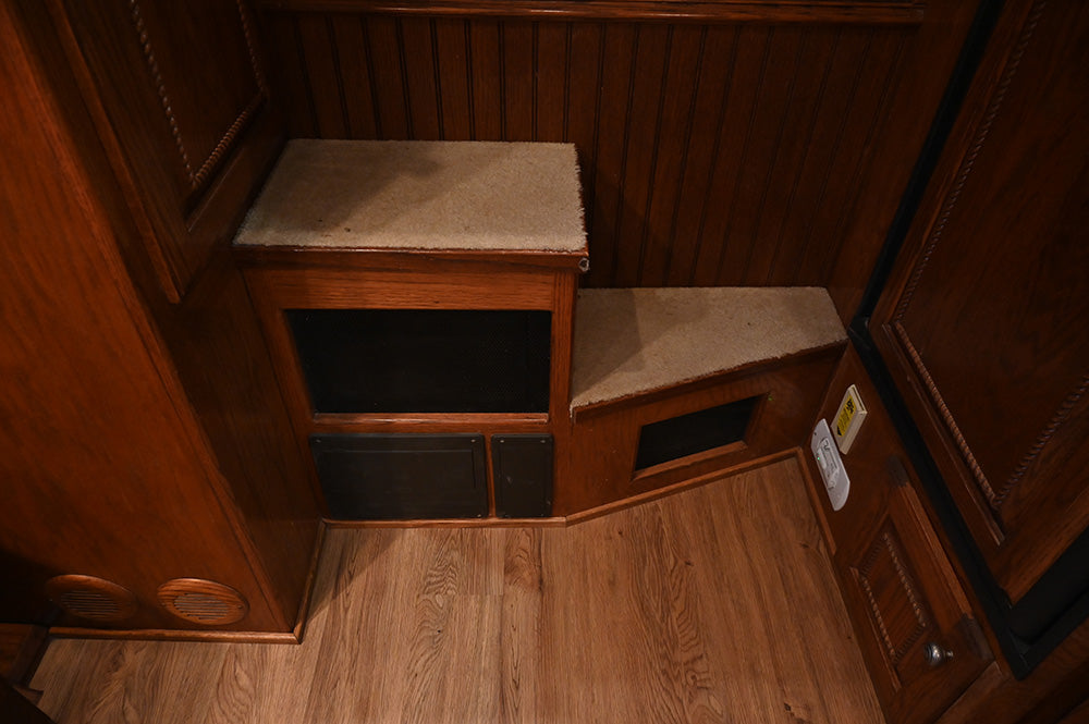 2009 Bloomer 6 Horse 14.5" Living Quarter Horse Trailer with Slide Out