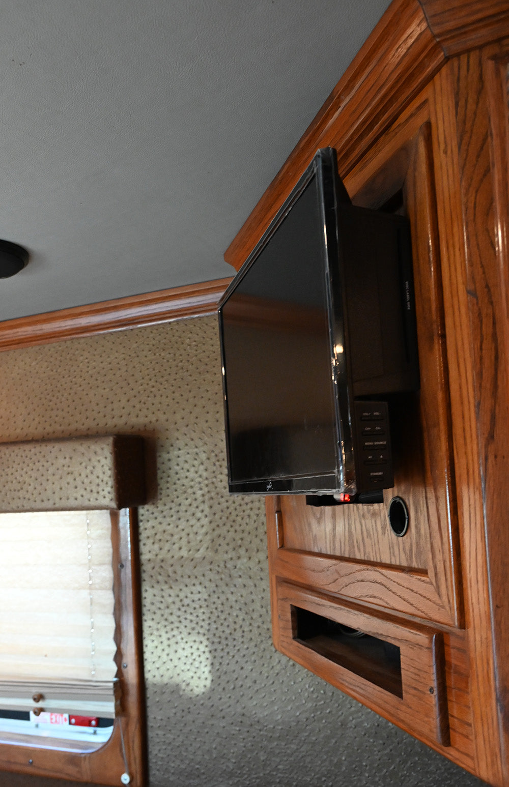 2009 Bloomer 6 Horse 14.5" Living Quarter Horse Trailer with Slide Out