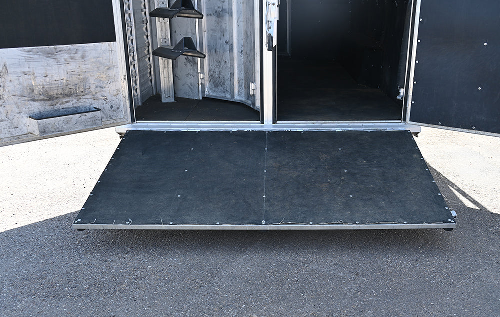 2007 Dream Coach 4 Horse 10' LQ Horse Trailer
