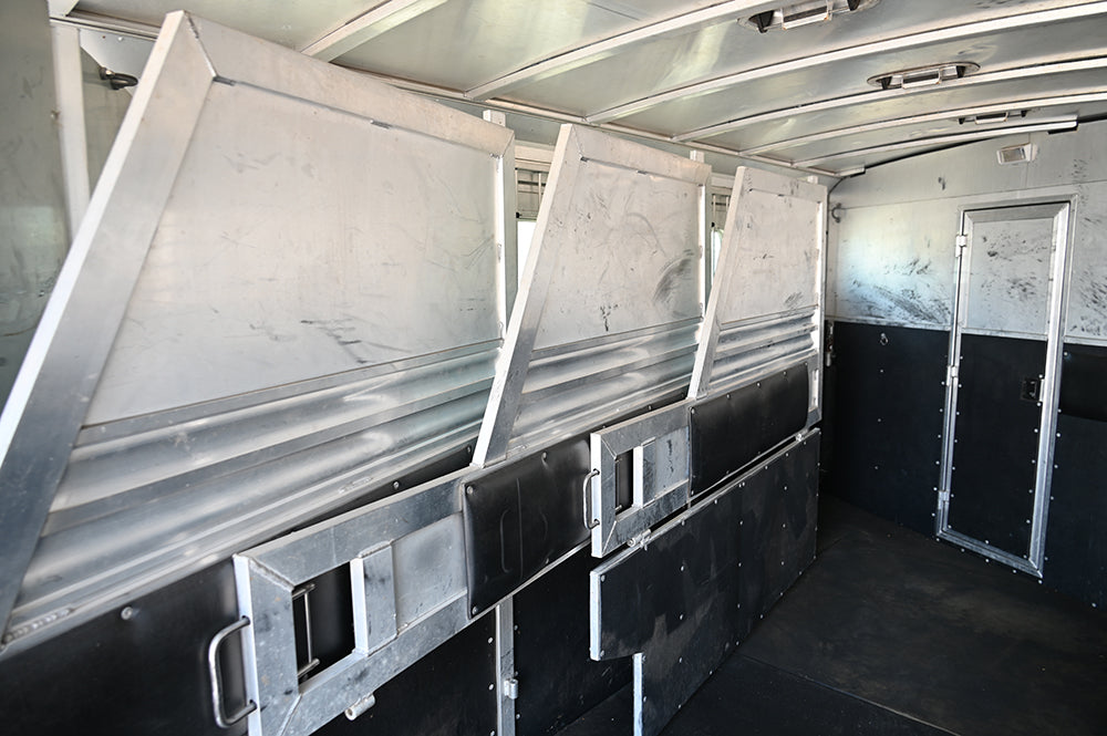 2007 Dream Coach 4 Horse 10' LQ Horse Trailer