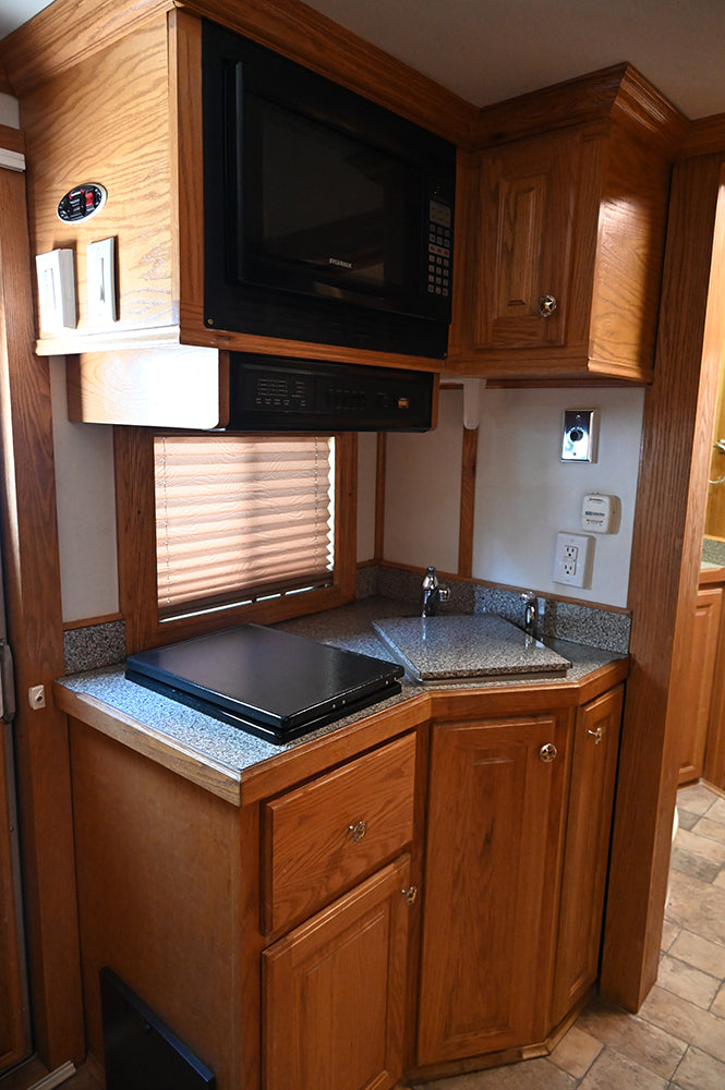 2007 Dream Coach 4 Horse 10' LQ Horse Trailer