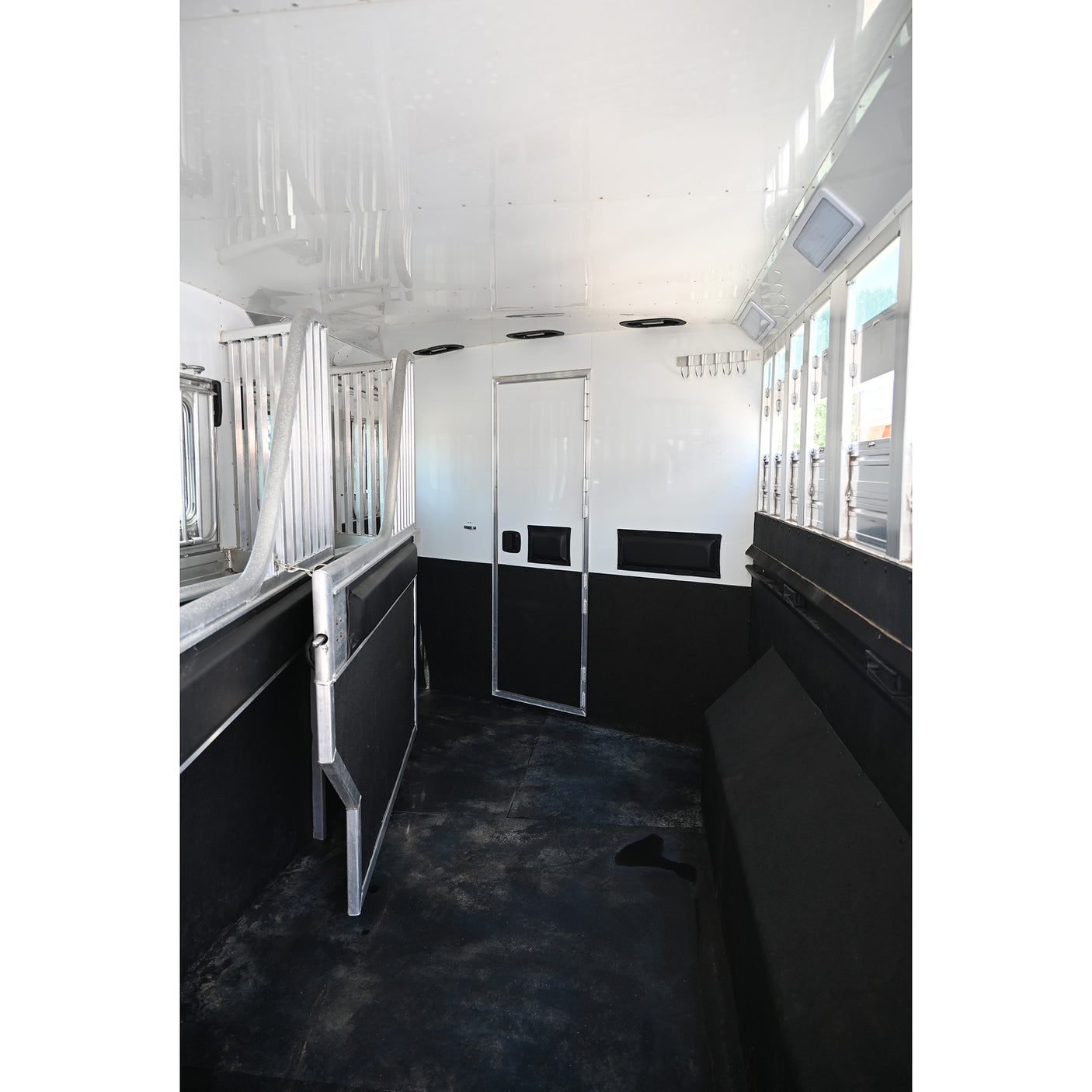 2025 4 Star 4 Horse with 15' Living Quarter, Slide Out, Side Load, Integrated Pod (Pre Owned)