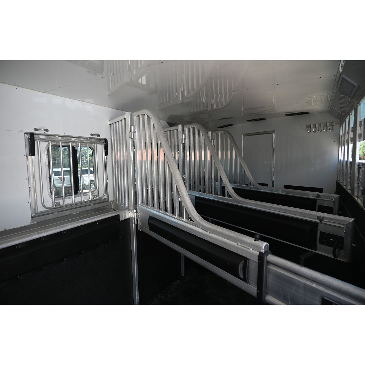 2025 4 Star 4 Horse with 15' Living Quarter, Slide Out, Side Load, Integrated Pod (Pre Owned)