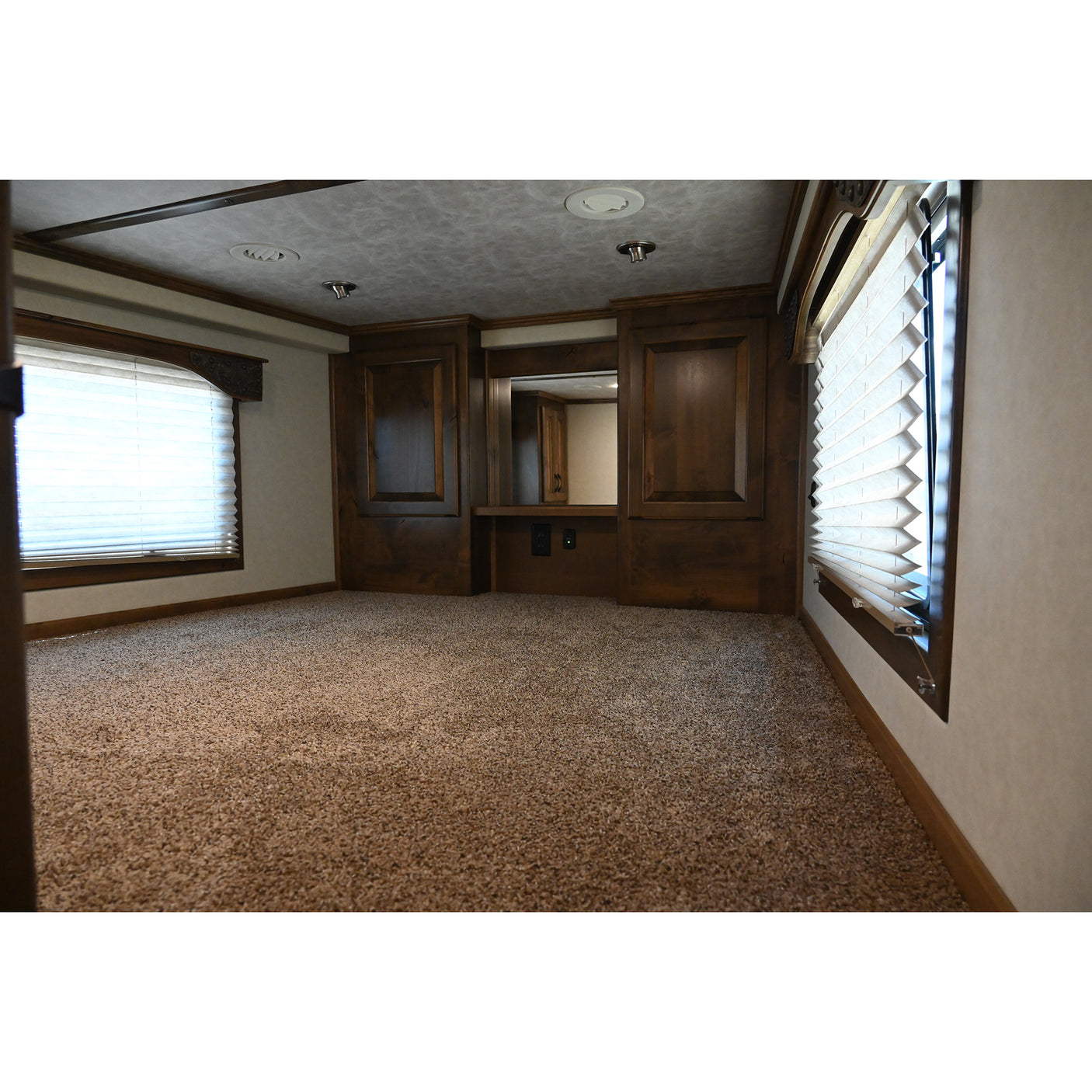 2025 4 Star 4 Horse with 15' Living Quarter, Slide Out, Side Load, Integrated Pod (Pre Owned)
