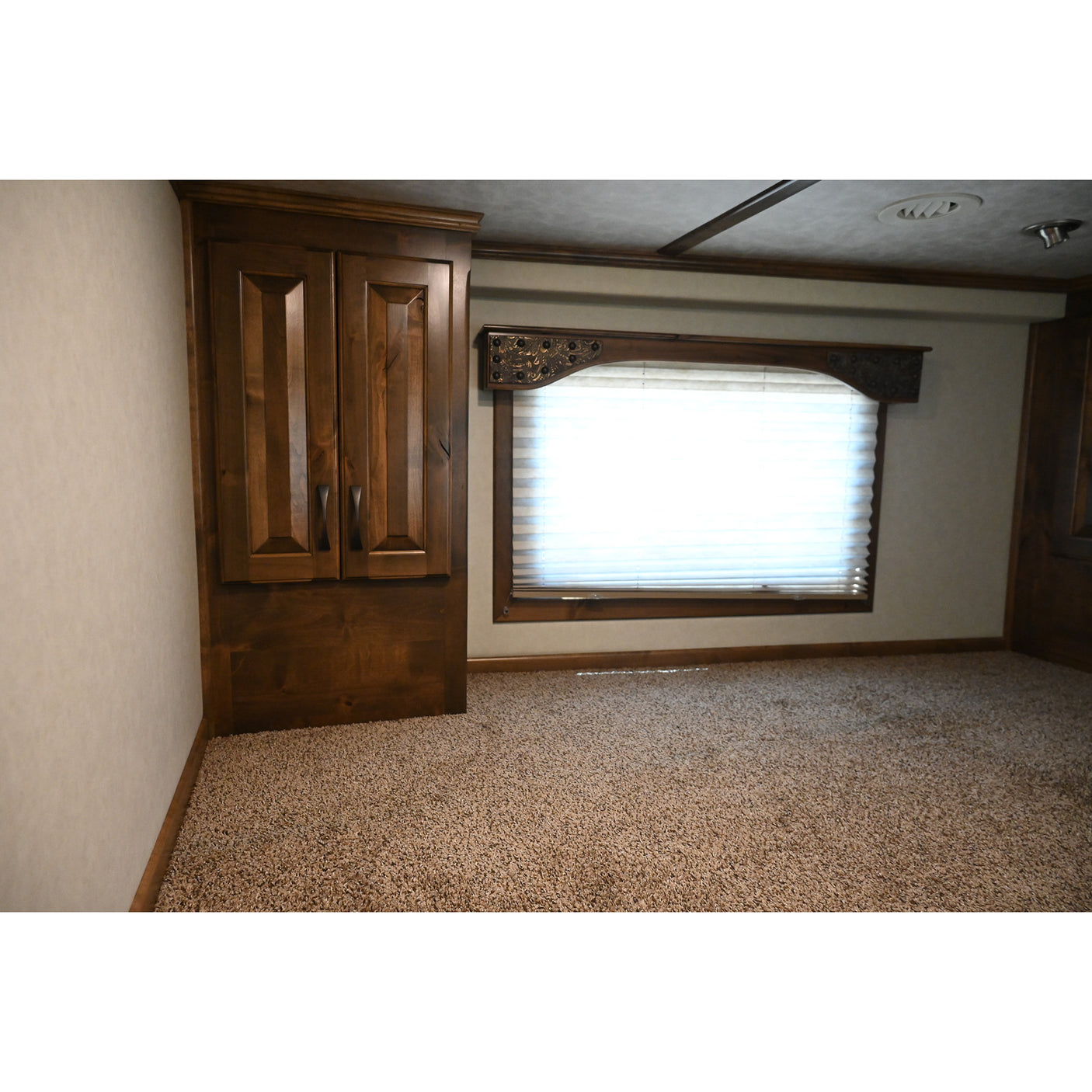 2025 4 Star 4 Horse with 15' Living Quarter, Slide Out, Side Load, Integrated Pod (Pre Owned)