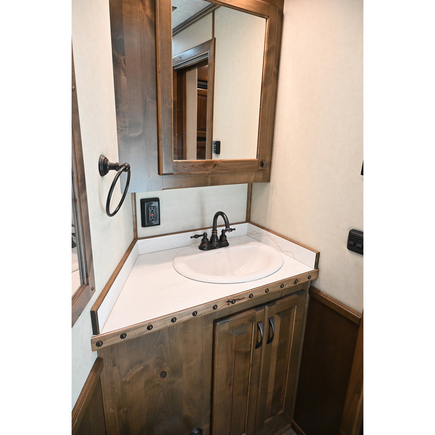 2025 4 Star 4 Horse with 15' Living Quarter, Slide Out, Side Load, Integrated Pod (Pre Owned)