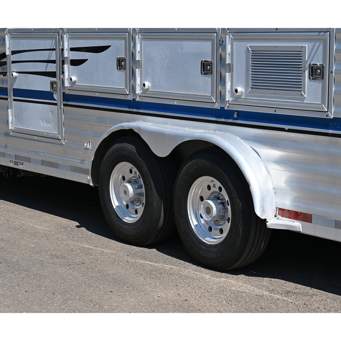 2002 Bloomer 4 Horse 12' Living Quarter Trailer