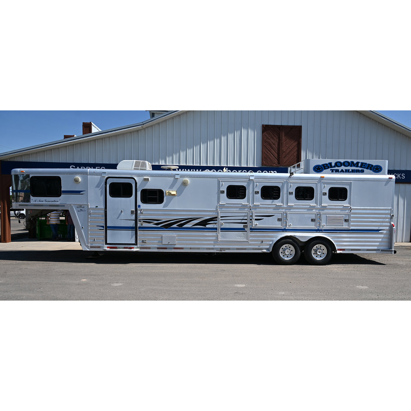 2002 Bloomer 4 Horse 12' Living Quarter Trailer