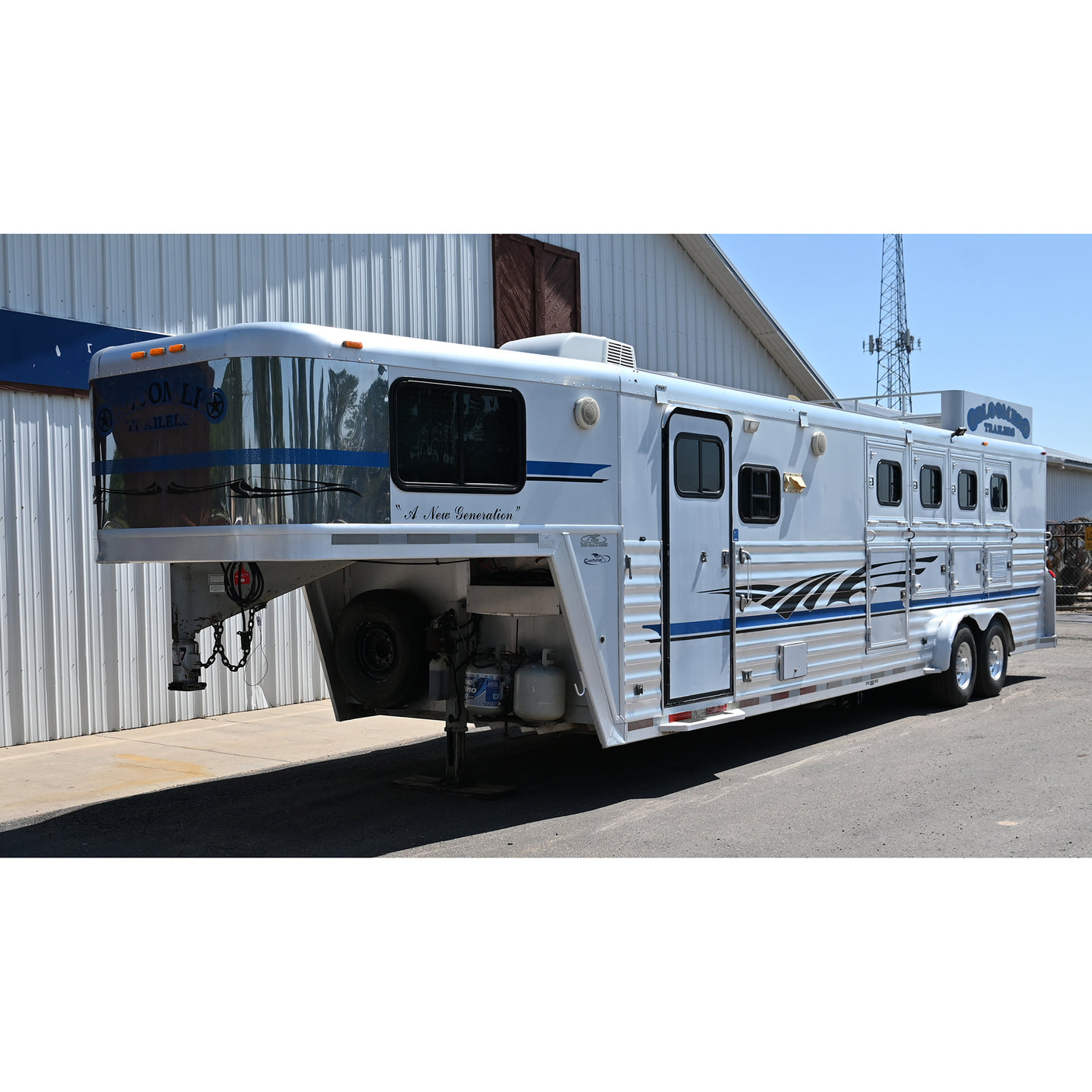 2002 Bloomer 4 Horse 12' Living Quarter Trailer