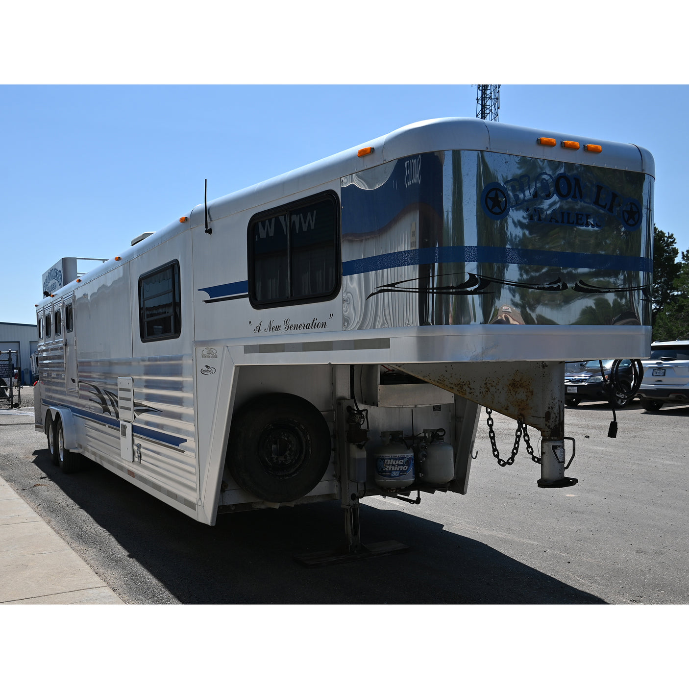 2002 Bloomer 4 Horse 12' Living Quarter Trailer