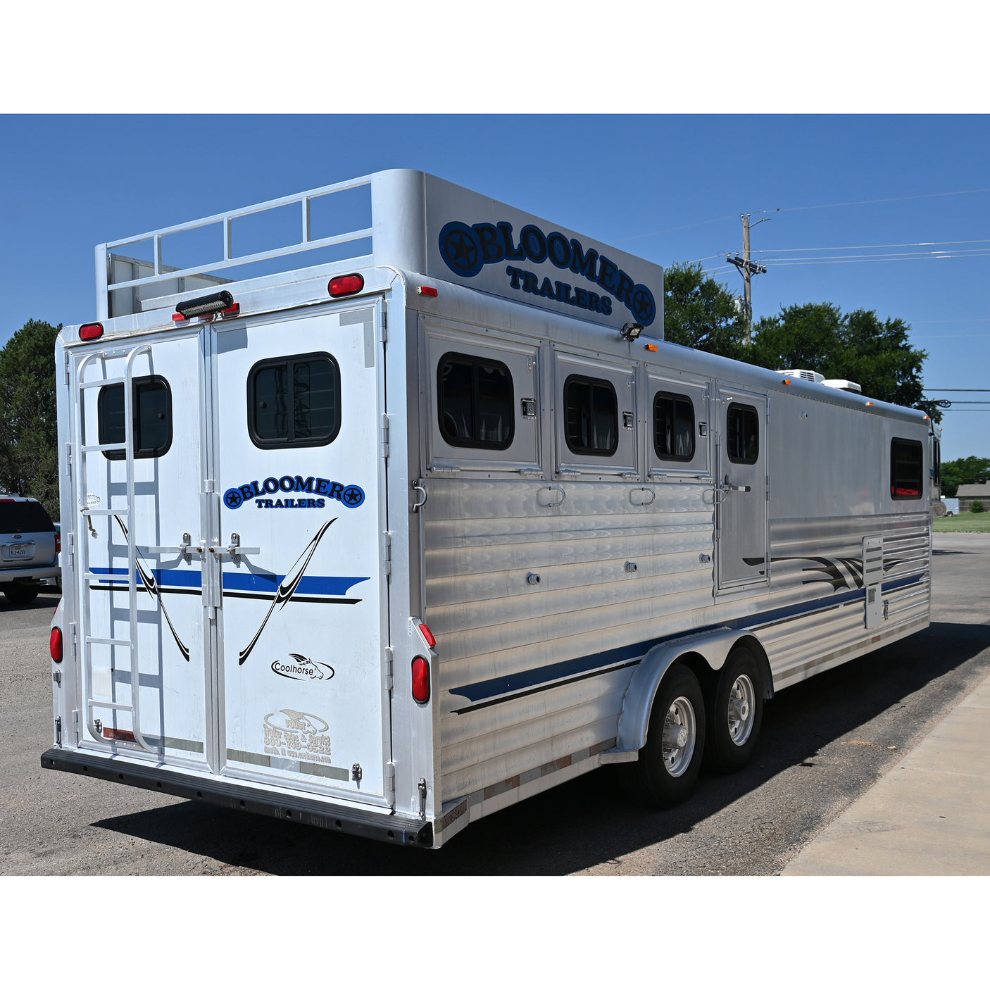 2002 Bloomer 4 Horse 12' Living Quarter Trailer
