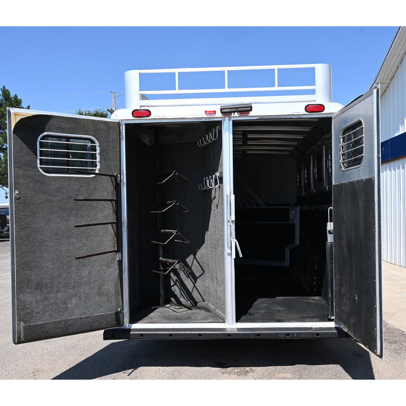 2002 Bloomer 4 Horse 12' Living Quarter Trailer