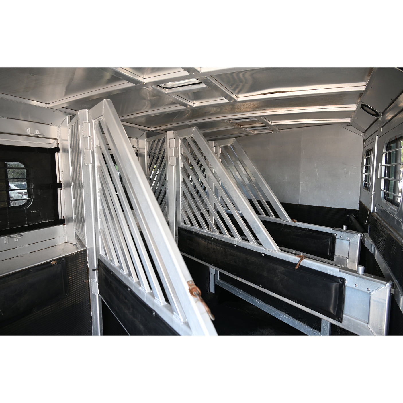 2002 Bloomer 4 Horse 12' Living Quarter Trailer