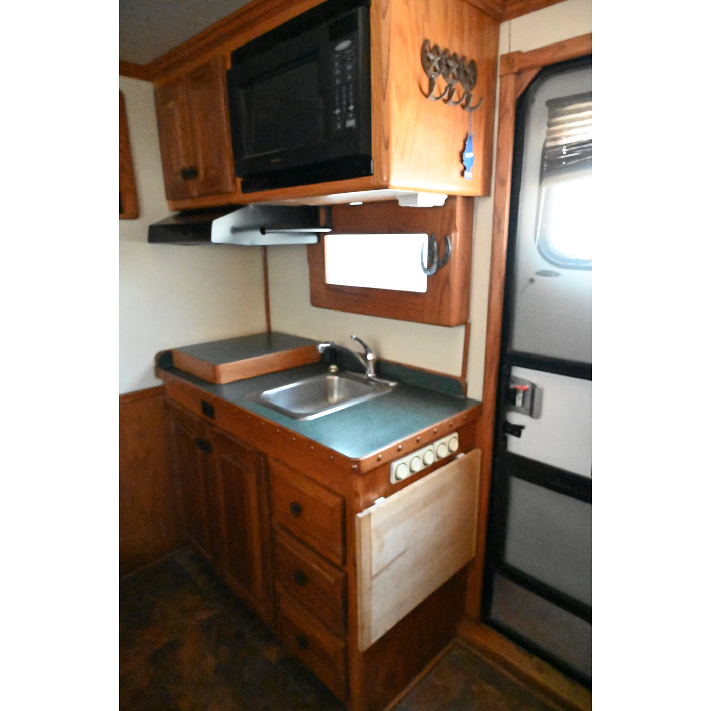 2002 Bloomer 4 Horse 12' Living Quarter Trailer