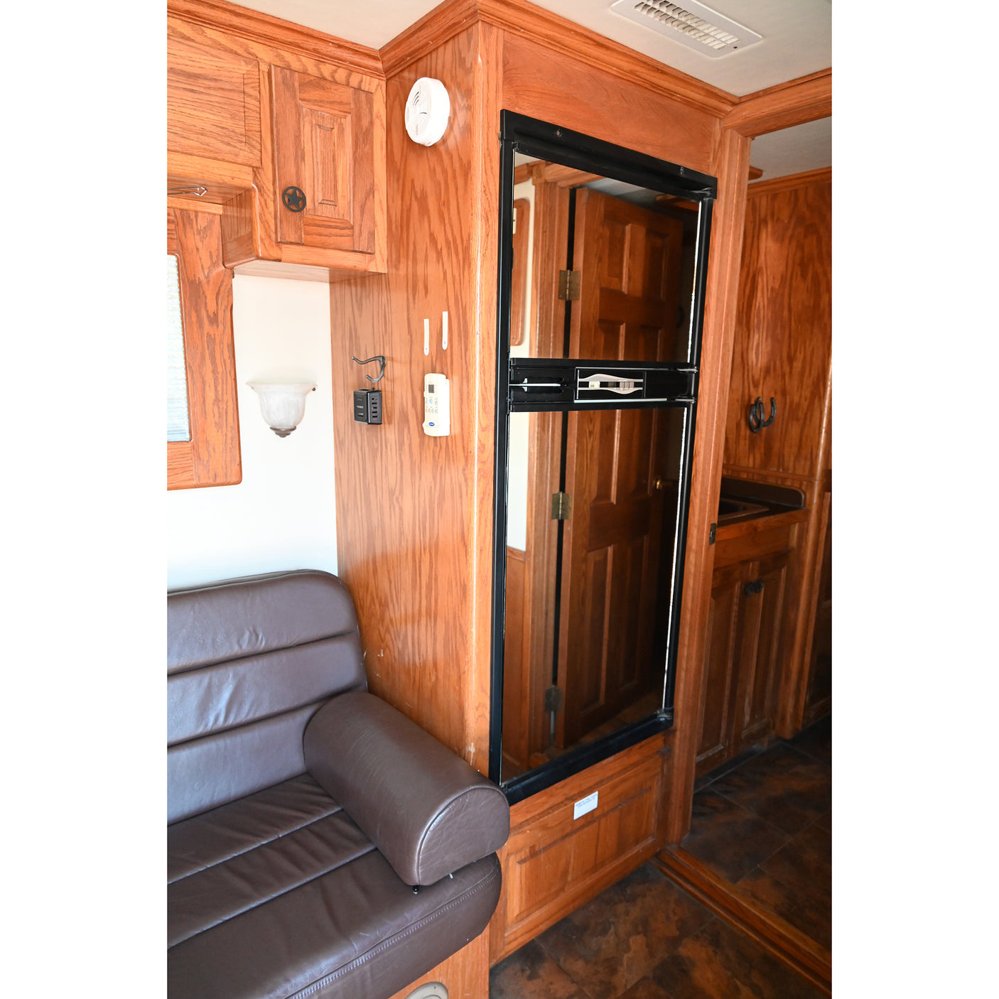 2002 Bloomer 4 Horse 12' Living Quarter Trailer