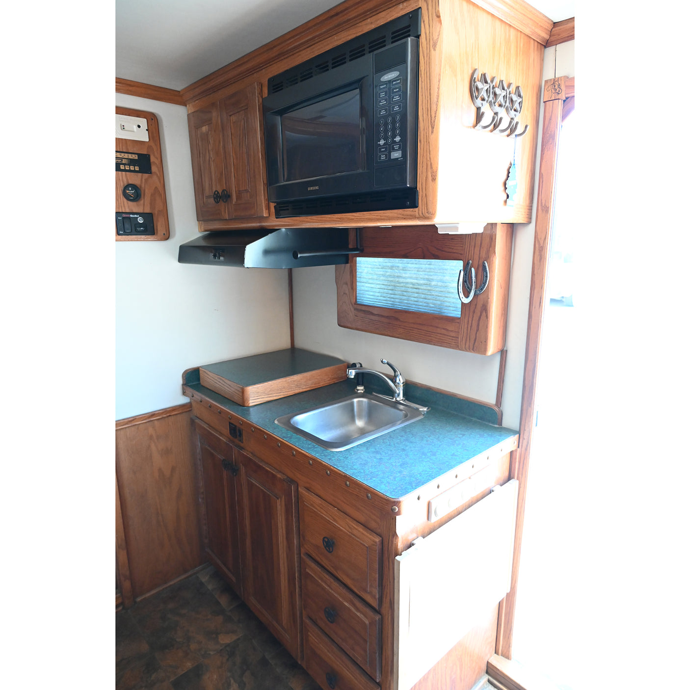 2002 Bloomer 4 Horse 12' Living Quarter Trailer