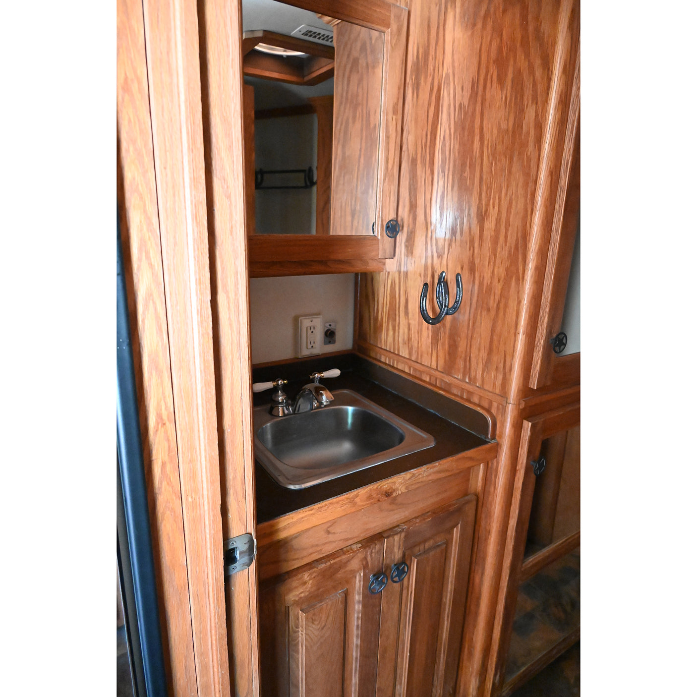 2002 Bloomer 4 Horse 12' Living Quarter Trailer