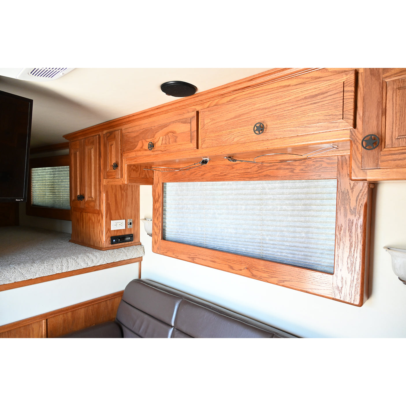 2002 Bloomer 4 Horse 12' Living Quarter Trailer