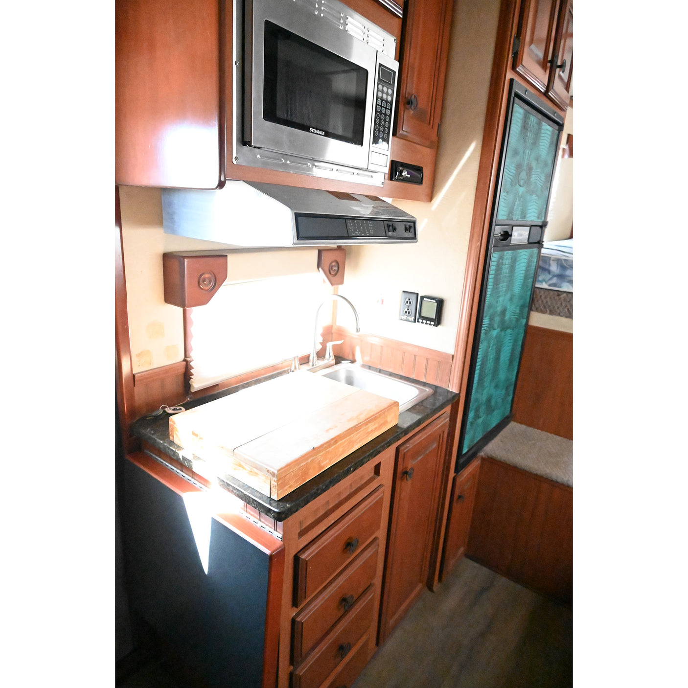 2008 Twister 3 Horse 10' Living Quarter Horse Trailer