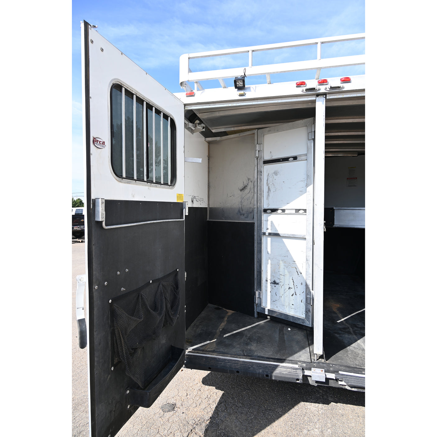 2007 Sundowner Sunlite 727 3 Horse 9' Living Quarter Trailer