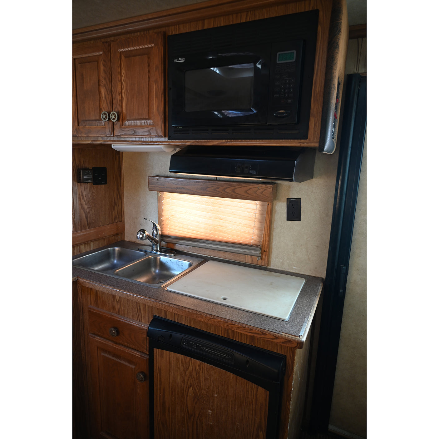 2007 Sundowner Sunlite 727 3 Horse 9' Living Quarter Trailer