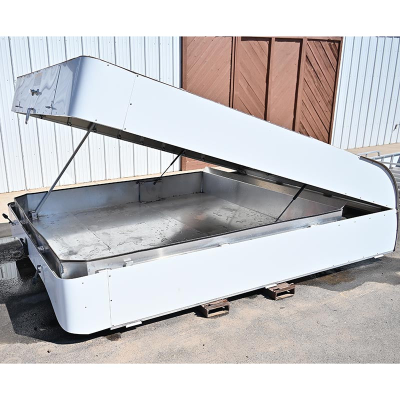 Platinum Hay Pod with Ladder